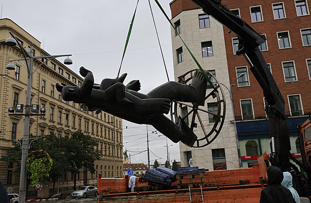 Do Brna dorazil čtyřmetrový svatý Kryštof, jeho „bratra“ v Olomouci pořezali