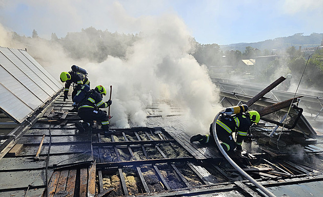 Na střeše bazénu vypukl požár, hasiči vyhlásili třetí stupeň poplachu