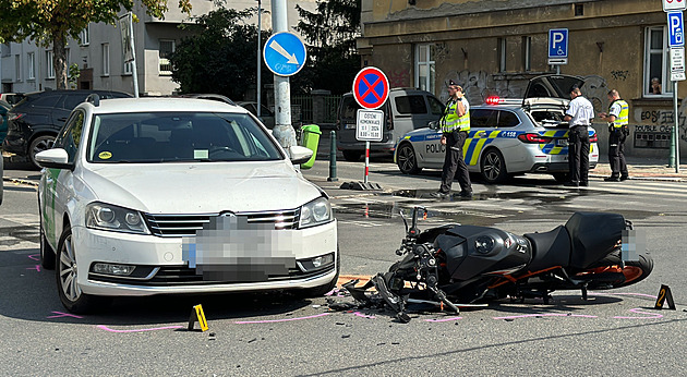 Auto nedalo přednost motorce, dívku záchranáři museli uvést do umělého spánku