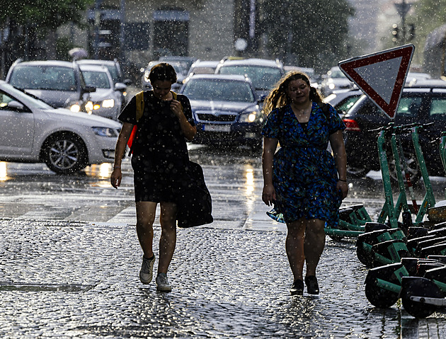 Česko zasáhnou bouřky a silný vítr, meteorologové varují i před záplavami