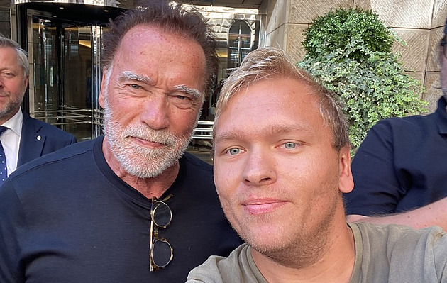 Schwarzenegger se v Praze proháněl na kole. Vyfotil se také s „Klukem s kamením“