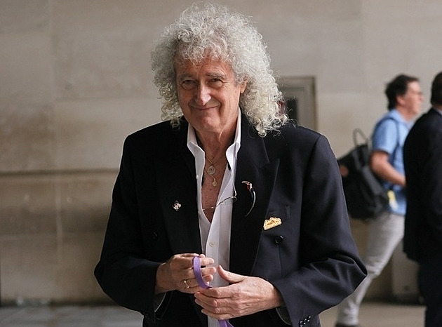 Kytarista Brian May ze skupiny Queen měl mrtvici, přestal ovládat ruku