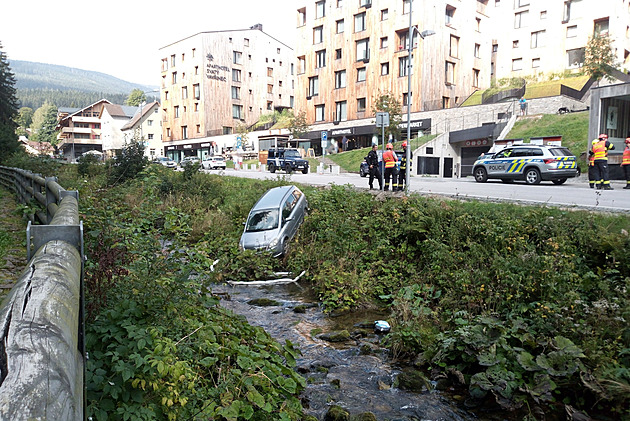 Řidič v krkonošské Peci skončil s autem v potoce, nezvládl vysokou rychlost