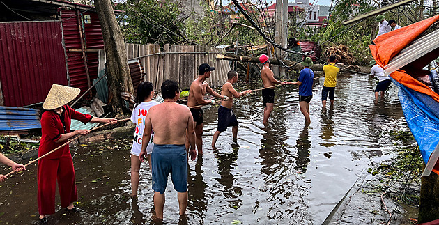 Při tajfunu Yagi ve Vietnamu zemřelo 35 lidí, stovky se zranily. Dál hrozí povodně