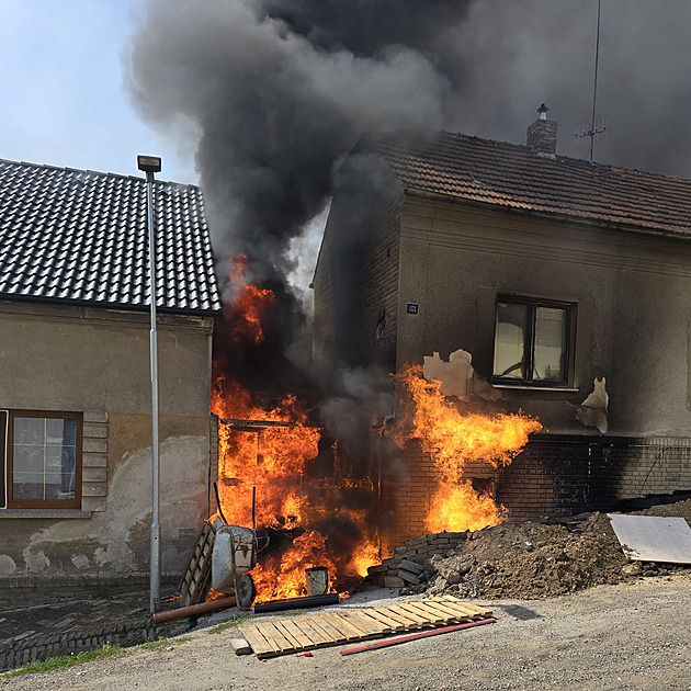 Hasičům nešel zavřít plynovod, už hořel i dům. Museli se prokopat silnicí