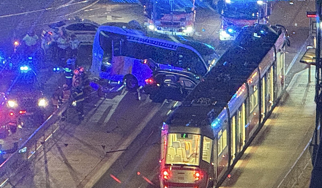 U nádraží v Brně se srazilo auto s mikrobusem a tramvají, čtyři zranění