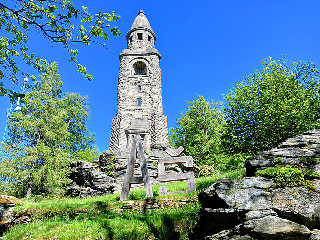 Devný nápis pod Bismarckovou rozhlednou v Ai.