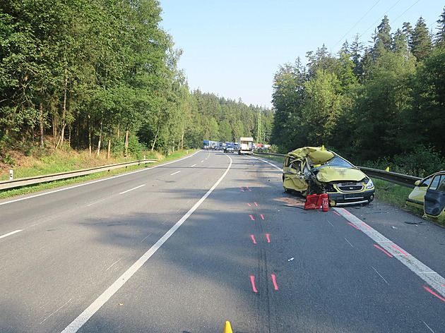 Pokozený osobní vz Hyundai po stetu s nákladním automobilem na silnici I/6 u...