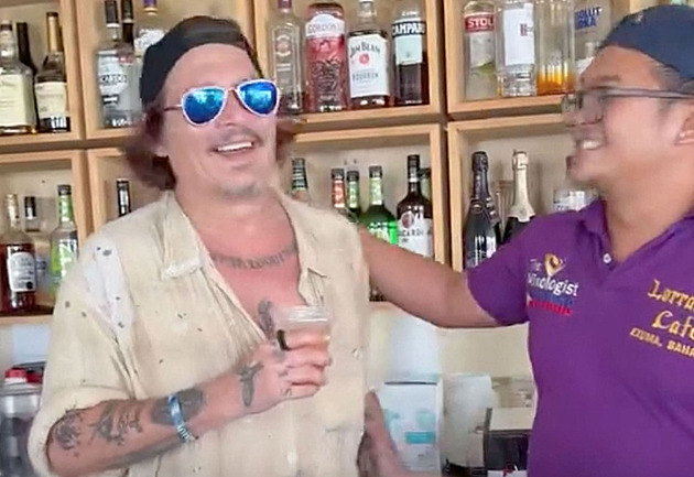 Šedesátník Johnny Depp překvapil mladistvým vzhledem, nechal si udělat nové zuby