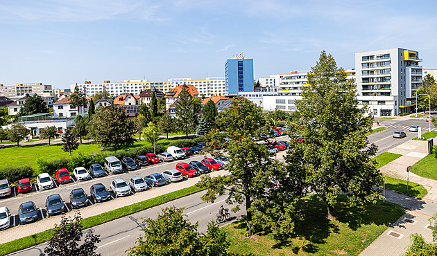 Nedostaující parkovit u polikliniky na Slezském Pedmstí v Hradci Králové...