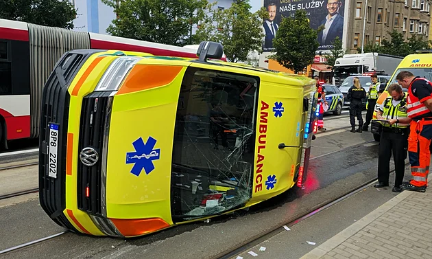 Houkající sanita se při střetu s autem převrátila, záchranář je lehce zraněný