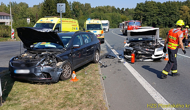 Auto se při srážce s jiným roztočilo a srazilo dvě motorky, zranilo se pět lidí