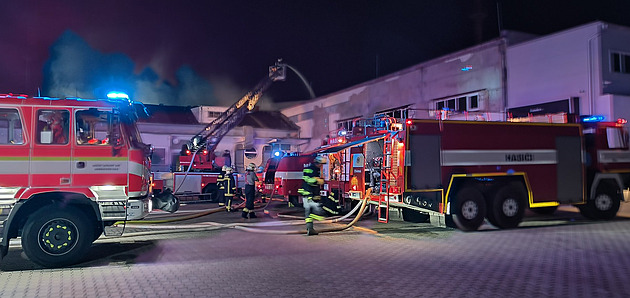 V Boskovicích na Blanensku hoří hala s textilem. Nevětrejte, radí město
