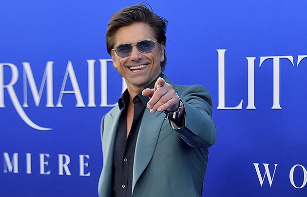 Scientologická církev mě odmítla, prozradil herec John Stamos