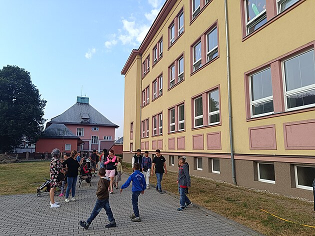 Dti ped základní kolou v Hanuovicích.