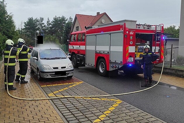 Benzin z auta spláchli hasii.