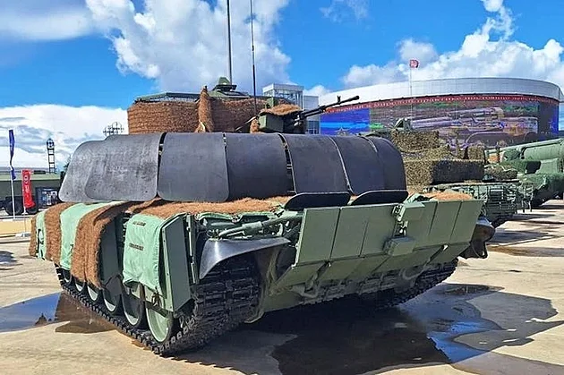 Ruský tank T-72 s p�ídavnou ochranou z gumových roho�í.