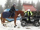 Jzdn policistka Vladimra Blakov v sedle svho kon. Sluba se nept, zda...