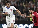 Obránce Robin Hraná� s mí�em mezi v oble�ení Gruzínc�.
