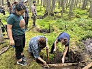 Dobrovolnci stavli devn pehrdky na umlch melioranch kanlech v...