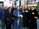 Zdenek Merta (tvrt zleva) a Milo Forman poktili v roce 2001 na Times Square...