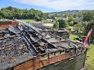 Z krytho baznu v eskm Krumlov zbylo po sobotnm poru jen torzo. Hasii v...