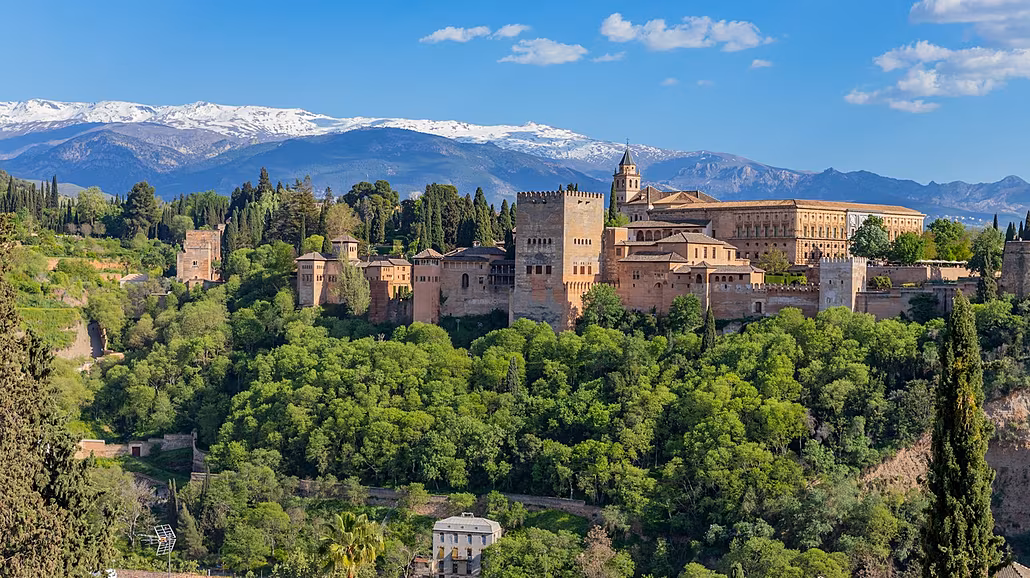 Název Alhambra, v arab�tin� znamenající �ervená, je pravd�podobn� odvozen od...