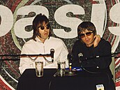 Liam Gallagher (vlevo) a bratr Noel z Oasis na tiskové konferenci v Londýn,...