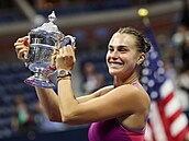 Bloruská tenistka Aryna Sabalenková pózuje s trofejí pro vítzku US Open.