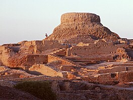 M�sto Mohend�odaro, vystav�né z nepálených cihel kolem roku 3000 p�ed na�ím...