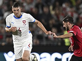 Obránce Robin Hraná� s mí�em mezi v oble�ení Gruzínc�.