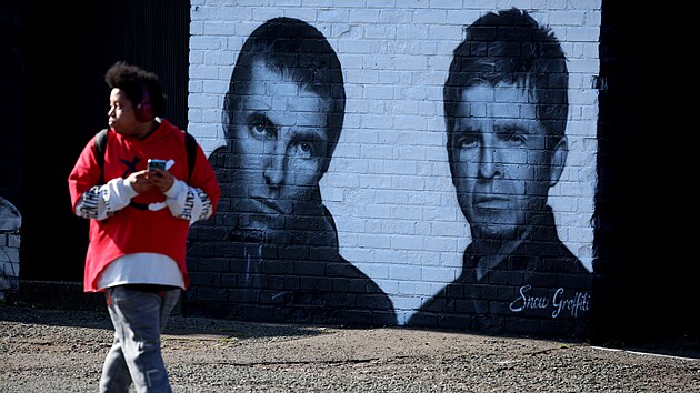 Liam a Noel Gallagherovi na muralu v Manchesteru (31. srpna 2024) 