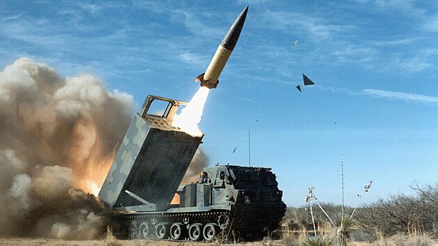 Americké taktické balistické st�ely ATACMS mají dost�el a� 300 kilometr�.
