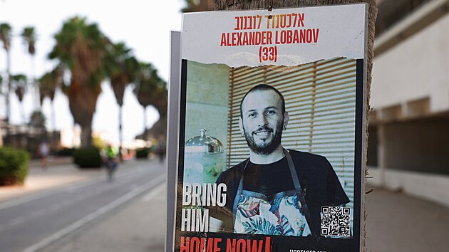 Plak�t v Tel Avivu po�aduj�c� osvobozen� rukojm�ch unesen�ch Ham�sem (1. z��� 2024)