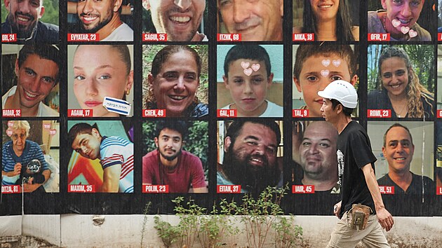 Plak�t v Tel Avivu po�aduj�c� osvobozen� rukojm�ch unesen�ch Ham�sem (1. z��� 2024)