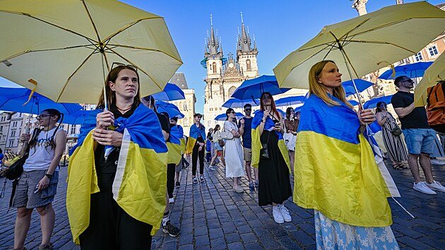 Lid� v sobotu vytvo�ili na Starom�stsk�m n�m�st� v Praze pomoc� �lut�ch a modr�ch de�tn�k� mapu Ukrajiny, happeningem vyzvali v ochran� nebe nad Ruskem napadenou zem�. (7. z��� 2024)