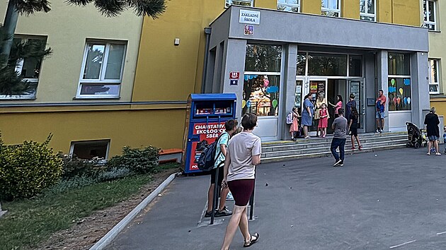 Anonym vyhro�oval ulo�en�m bomby tak� na z�kladn� �kole Jit�n� v Praze 4. �kola informovala rodi�e. (4. z��� 2024)