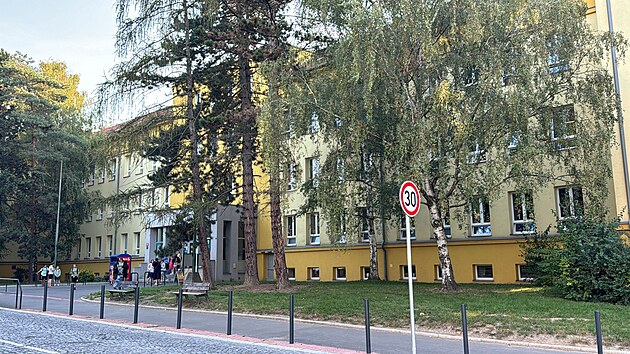 Anonym vyhro�oval ulo�en�m bomby tak� na z�kladn� �kole Jit�n� v Praze 4. �kola informovala rodi�e. (4. z��� 2024)