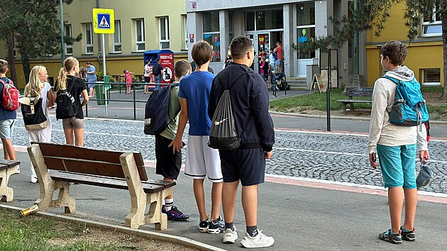 Anonym vyhro�oval ulo�en�m bomby tak� na z�kladn� �kole Jit�n� v Praze 4. �kola informovala rodi�e. (4. z��� 2024)