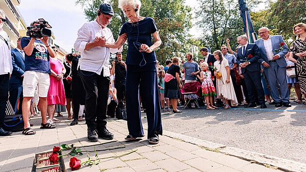 Mosazn kostky v dlab, nazvan Kameny zmizelch, pipomnaj v Brn leny rodin Tugendhat, Hoe a Lw-Beer. Kvli svm idovskm koenm elili nacistick perzekuci. Na kamenech jsou jmna, data a msta narozen i mrt. Na snmku Ivan Tugendhat a Daniela Tugendhat. (6. z 2024)