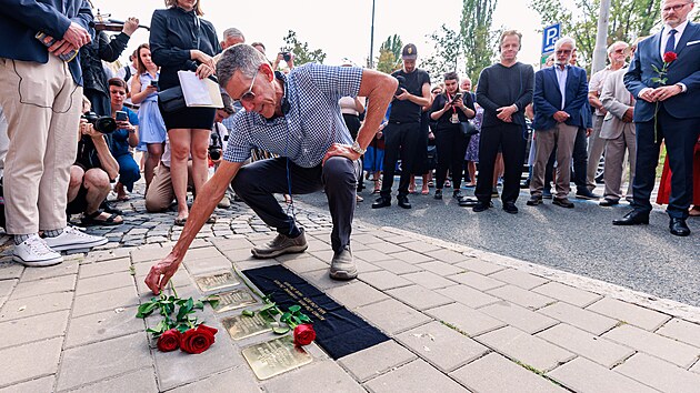 Mosazn kostky v dlab, nazvan Kameny zmizelch, pipomnaj v Brn leny rodin Tugendhat, Hoe a Lw-Beer. Kvli svm idovskm koenm elili nacistick perzekuci. Na kamenech jsou jmna, data a msta narozen i mrt. (6. z 2024)