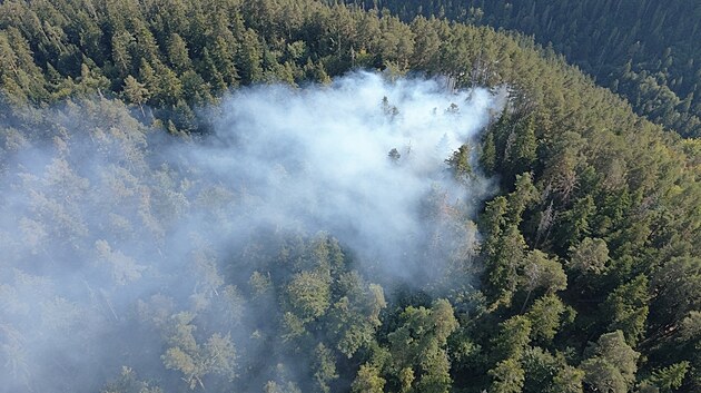 V oblasti pod Tom�ovsk�m v�hledem ho�elo, po��r nahl�sil n�hodn� turista. Hasi�i a z�chran��i po��r lokalizovali.