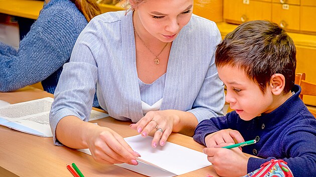 Individuln pe. Nkter dti potebuj s uenm vc pomhat.