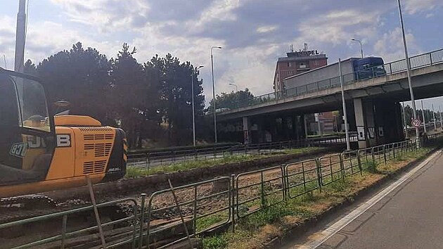 Dvaapadestilet bagrista psovm rpadlem s nastavenm vlonkem zdvihnul lci pli vysoko a pokodil optick kabel s 96 vlkny vedouc nad tramvajovou trat ve vce pes tyi metry.