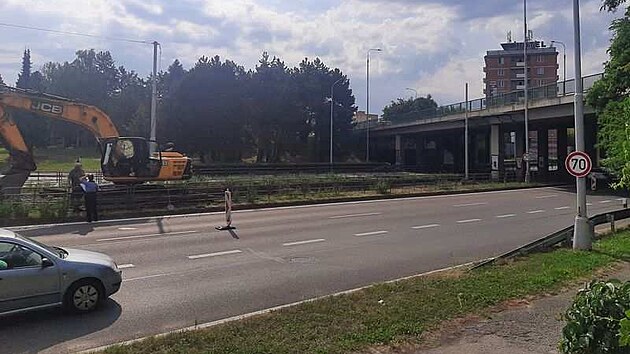 Dvaapadestilet bagrista psovm rpadlem s nastavenm vlonkem zdvihnul lci pli vysoko a pokodil optick kabel s 96 vlkny vedouc nad tramvajovou trat ve vce pes tyi metry.