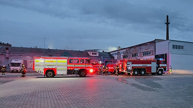 V Boskovicch na Blanensku ho skladov hala s textilem o rozmrech 60 krt 30 metr, na mst zasahuje deset jednotek hasi, plameny se dl ne. (9. z 2024)