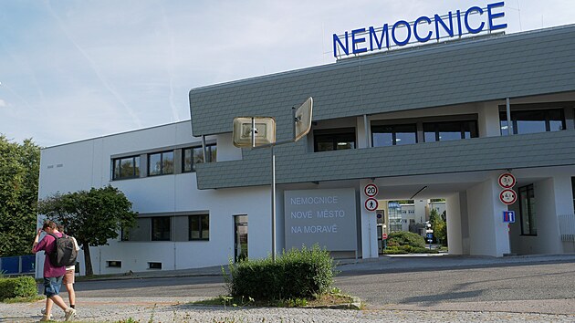 Ocelov konstrukce budovy architektonicky sjednocuje komplikovan pdorys pvodnch objekt.