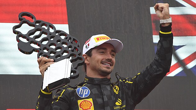 Charles Leclerc slaví na pódiu vít�zství ve Velké cen� Itálie.