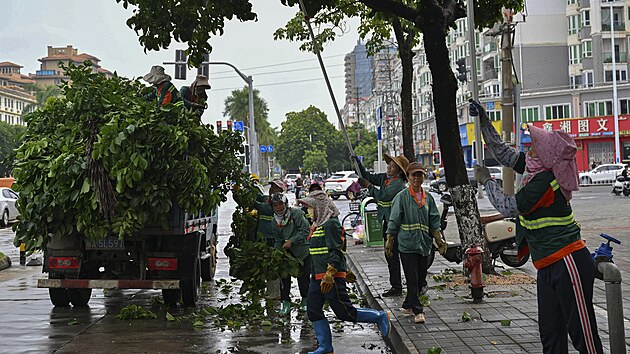V jihonsk provincii Hainan se obyvatel pipravuj na tajfun Yagi. (6. z 2024)