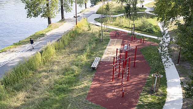 Praha 7 dokonila park U Vody, kter lidem nabz na behu Vltavy mezi holeovickm pstavem a mostem Barikdnk monost relaxace, posezen i koupn. (5. z 2024)